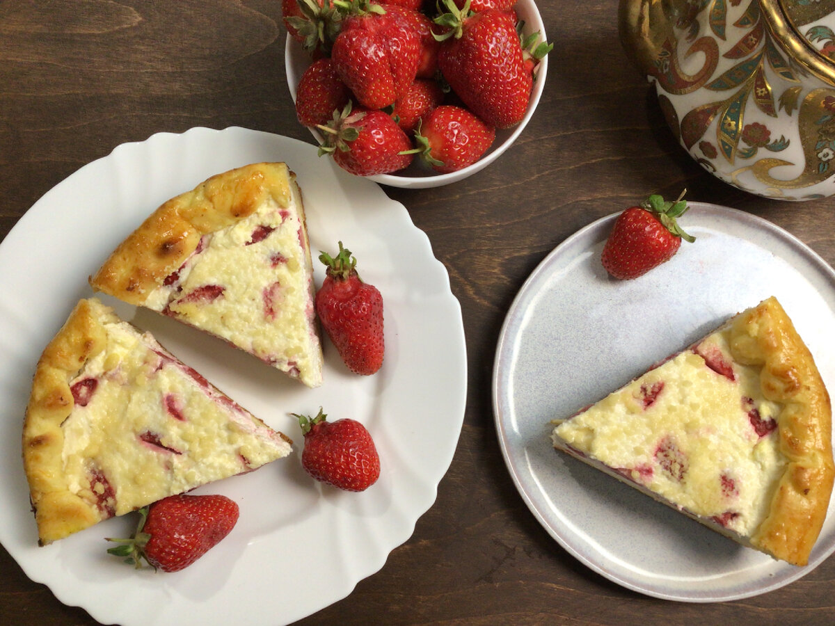 Дрожжевой пирог с замороженной клубникой - рецепт в духовке с пошаговыми фото