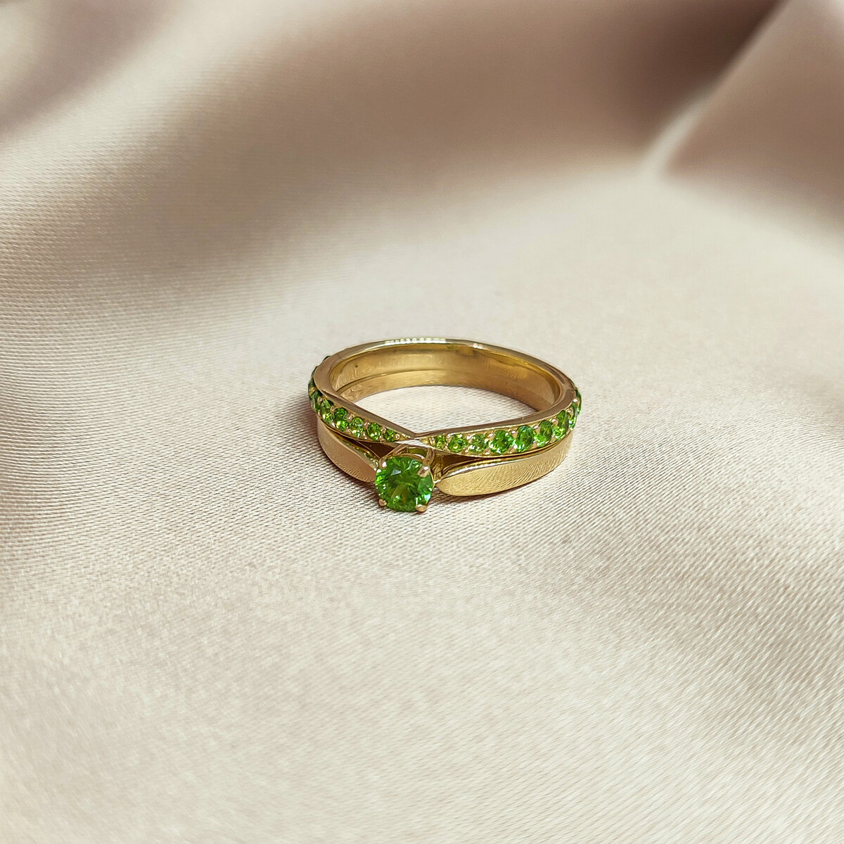 Кольцо с природным демантоидом