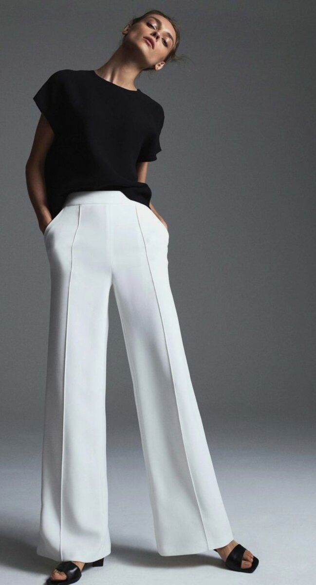 Прямые линии брюк вытянут силуэт и сделают ноги бесконечными