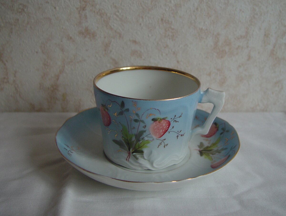 Тончайший костяной фарфор из английского сырья, плоская ручка (бывший "топорик"), сложнейший рельеф и нежнейшая роспись. В данном случае - не цветы, а букетик из ягод земляники. Плюс небесно-голубое ниспадающее крытье. Пара "в идеале". Нет! Не предлагайте цену,  не просите - не продам!!!