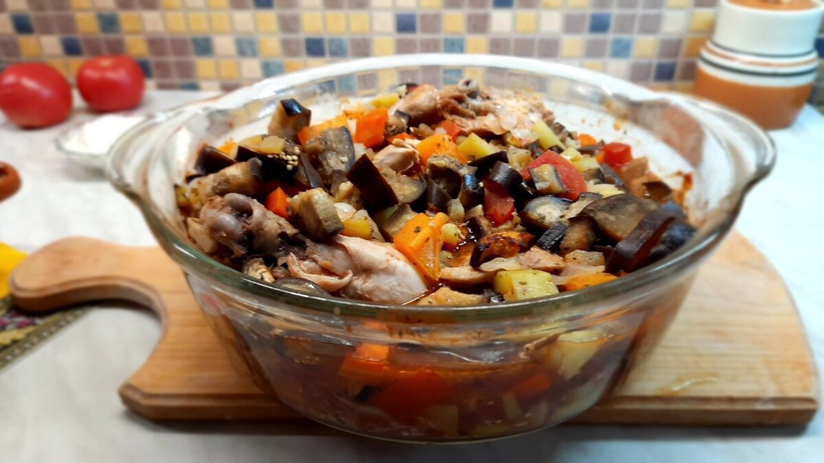 Это блюдо с с овощами и куриным мясом – яркий вкус лета на вашем столе.