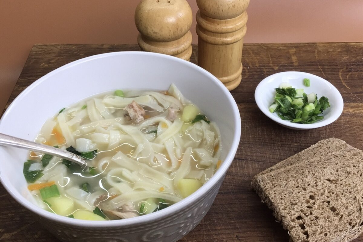 Рецепт лапши домашней с курицей и картошкой. ПП лапша домашняя. Бульон с домашней лапшой. Лапша домашняя к бульону 500 г (1/12) Казахстан. Как съесть лапшу.