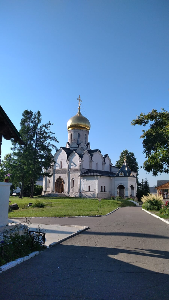 Cобор Рождества Богородицы.  Собор — один из древнейших из сохранившихся на Московской земле храмов (1404–1405 гг.). Возведен при жизни прп. Саввы Сторожевского, который был погребен при входе в собор, справа.