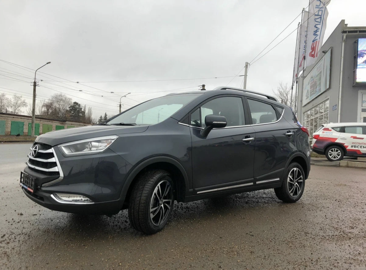 Благодаря высокому дорожному просвету в 200 мм JAC S3 - оптимальный автомобиль и для города, и для природы. 