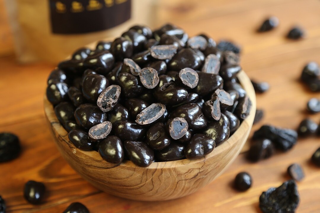 Чернослив в темном шоколаде https://domchokolada.ru/menu/shokolad/sukhofrukty-v-shokolade/vostochnyy-chernosliv-v-temnom-shokolade/