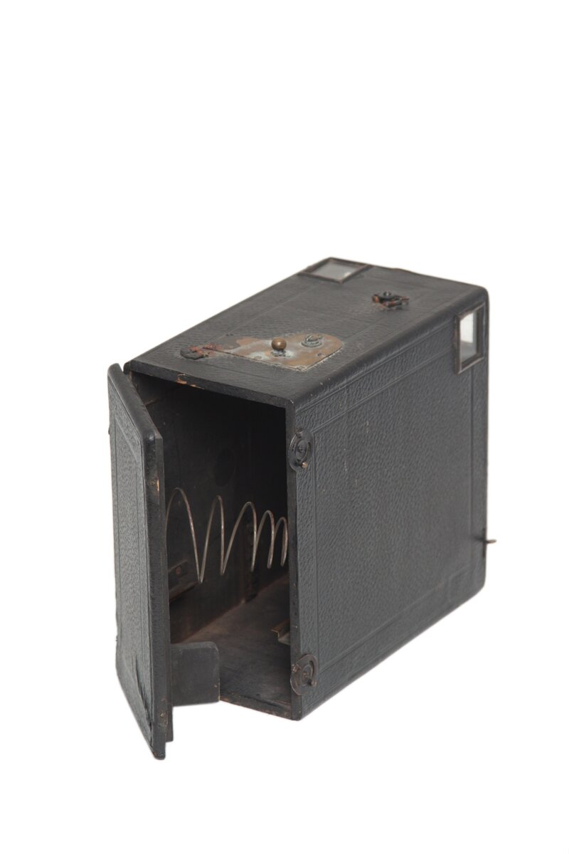 Камера рассчитана на 12 стеклянных негативов 12х18 см.