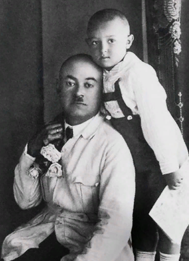 Владимир в детстве с отцом.