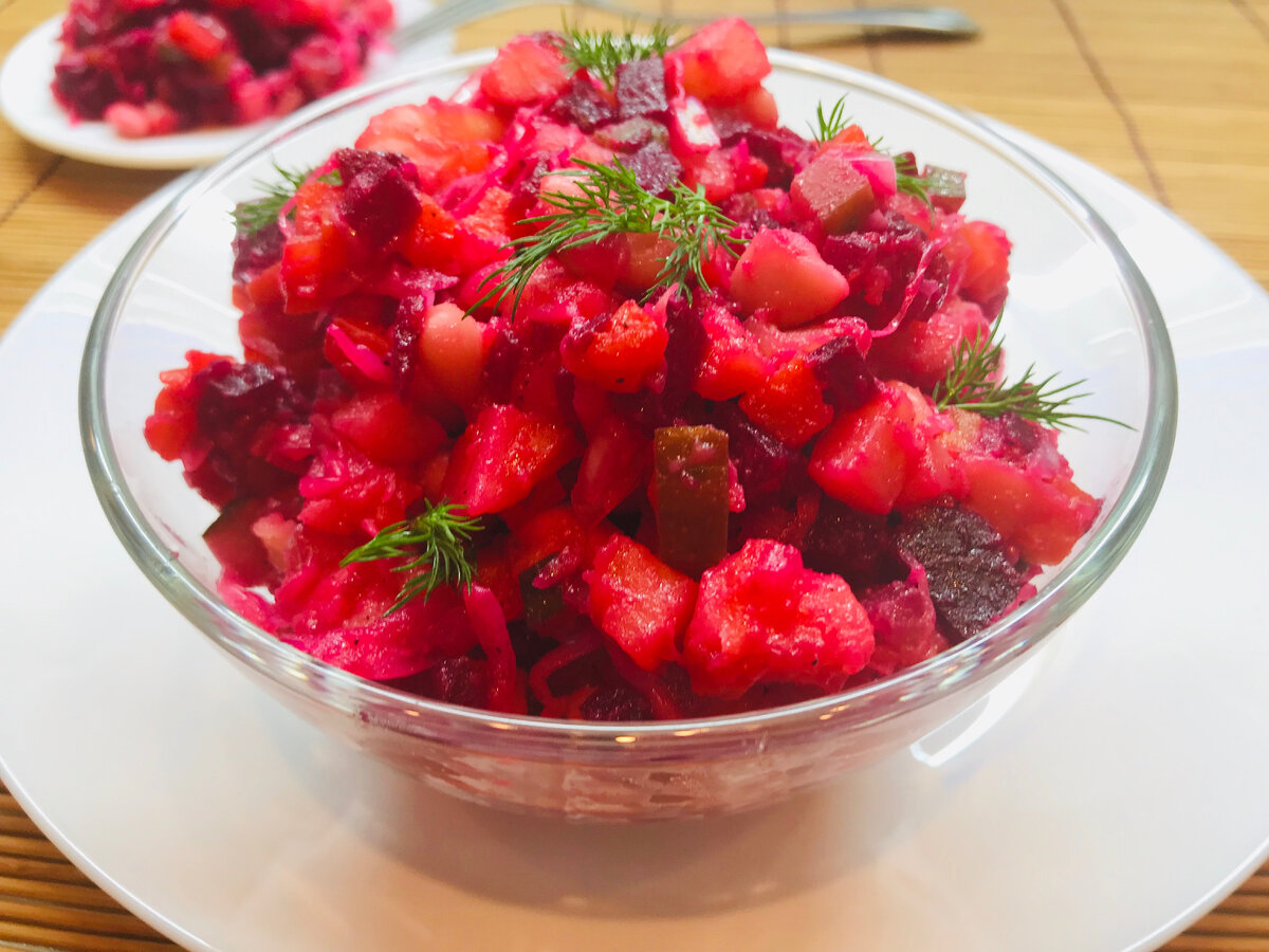 вкусный салат со свеклой на праздничный стол. салат со свеклой. свекольный салат. салаты из свеклы на праздничный стол. свекольный салат с маринованными огурцами.