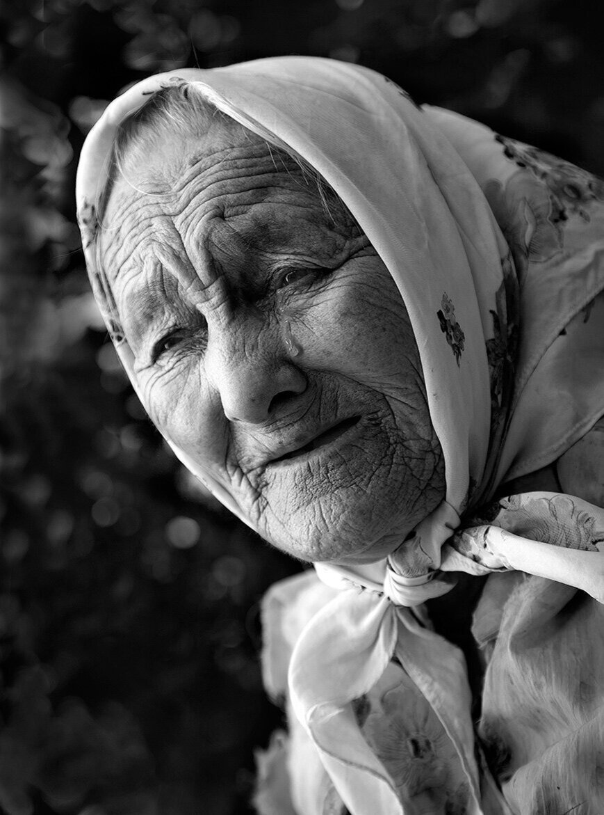 Бабушка сен. Бабушка плачет. Пожилая мама. Старушка мать. Пожилая женщина грустит.