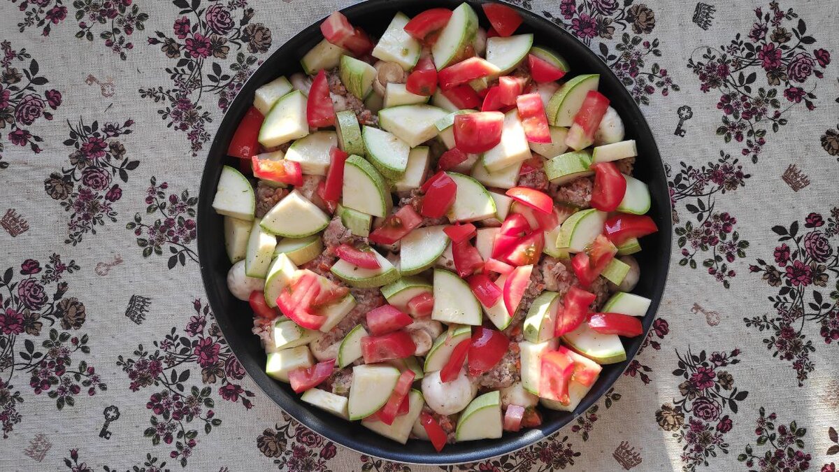 Усё уложено и готово к запеканию. "Только добавь воды" - как пелось в древней рекламе. В смысле - соуса