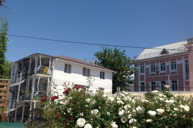 © Лариса Варавина, владелица гостевого дома «Лето-Море».