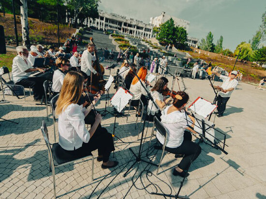     Праздничный концерт на фоне руин. Фото: Павел Чуприна, предоставлено Мариупольским эстрадно-симфоническим оркестром