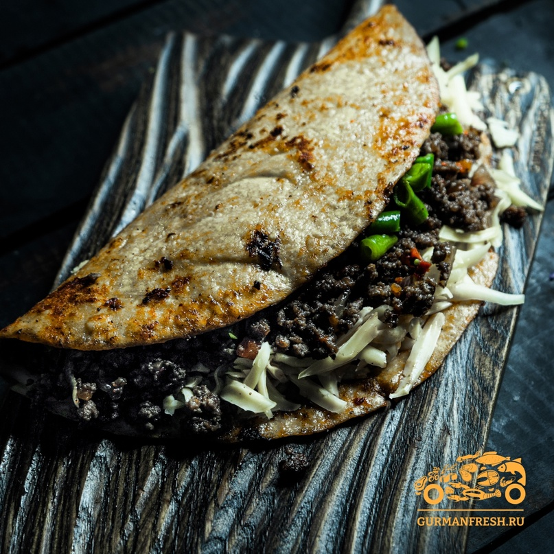 Тако – традиционное блюдо мексиканской кухни. Обычно оно представляет из себя кукурузную тортилью с различными начинками. А приправой к этому блюду служит сыр, капуста, лук, соус тобаско и гуакамоле.