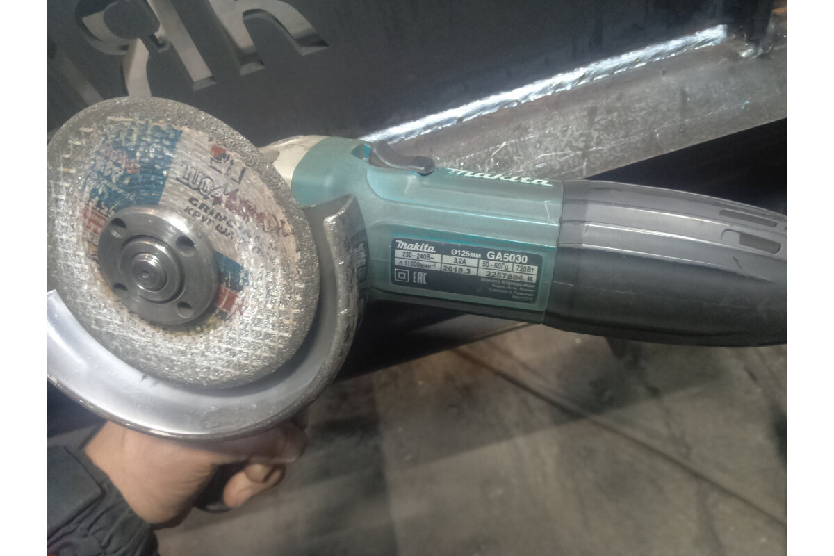 Сам лично пользуюсь такой Makita GA 5030, маленькая и юркая, можно подлезать в неудобные места
