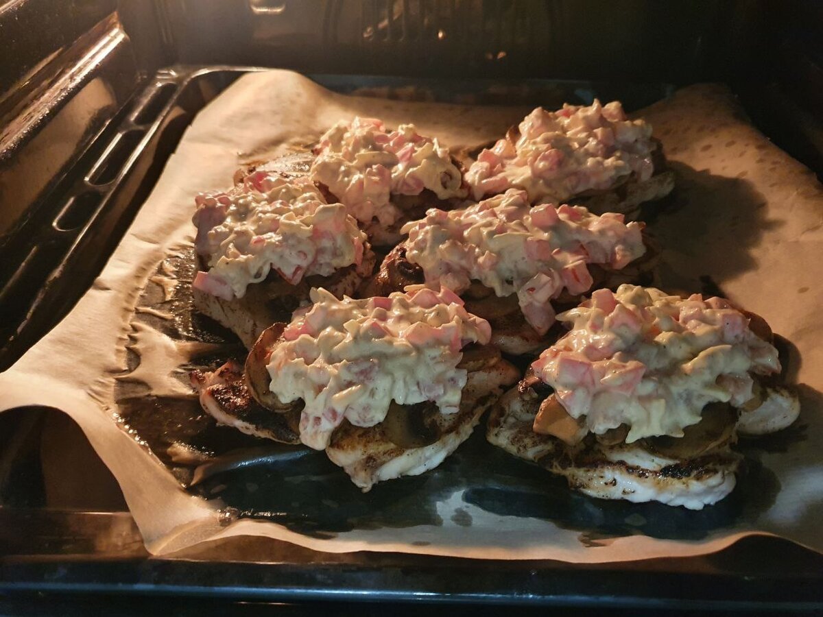 Вечером сделал куриные отбивные с шапкой из грибов, сыра, майонеза и помидорок.