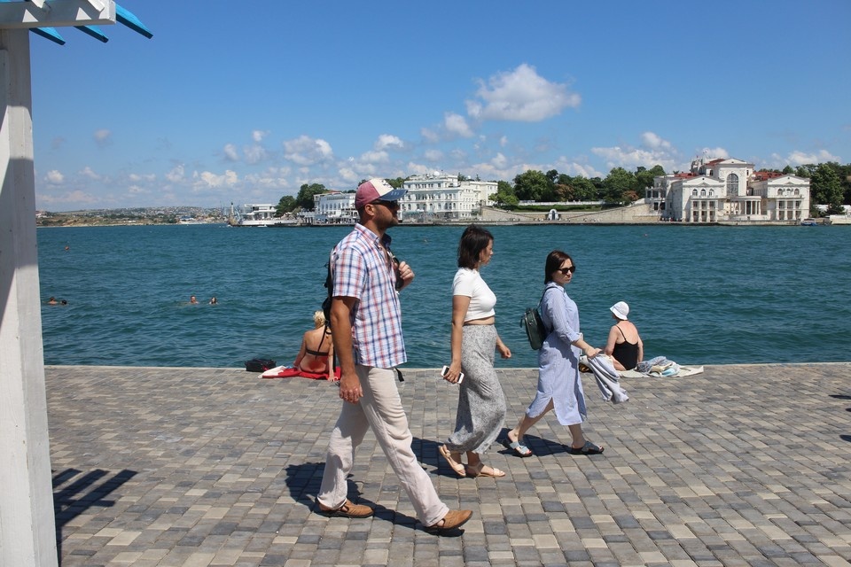     Туристы любят отдыхать в Севастополе. Ольга АВЕРЬЯНОВА