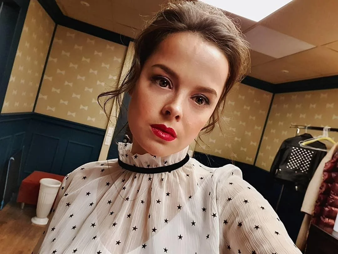 О беременности знаменитости никто не догадывался Юмористка и актриса Наталия Медведева в третий раз стала мамой. Подробностями артистка поделилась в своем блоге в Сети.