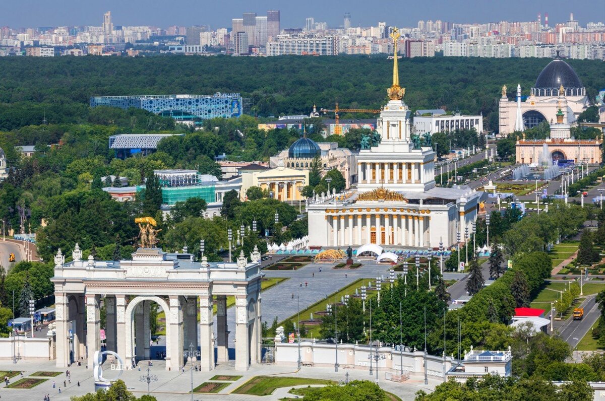 Фото ВДНХ с высоты птичьего полета. Возможно примерно такой же вид будет из кабинки "Солнца Москвы". 