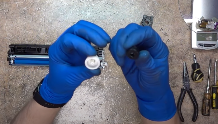 Фото 55. Очищаем кромку дозирующего лезвия ватной палочкой, смоченной жидкостью ELP