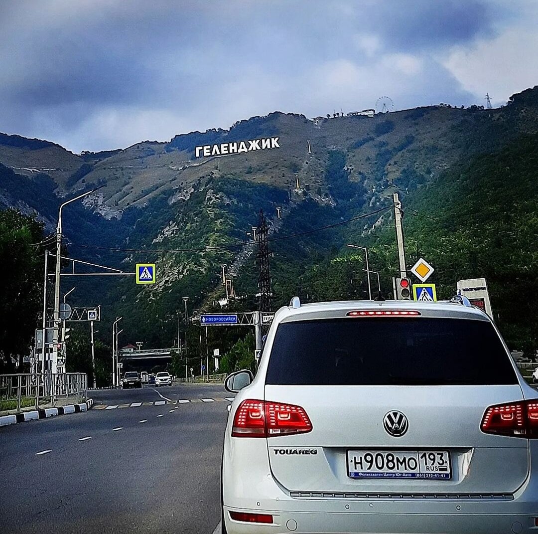 Название города на горе, чуть правее парк "Олимп"