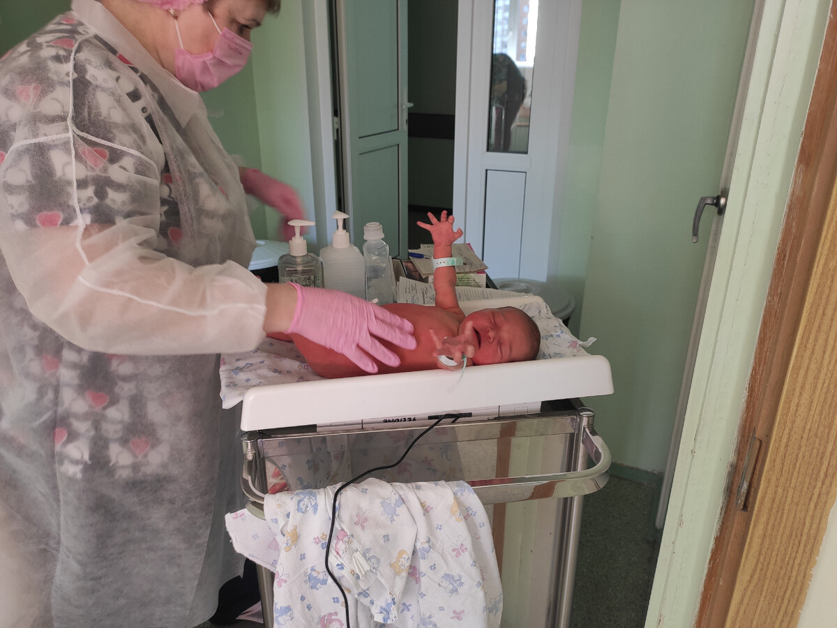 Каждое посещение сопровождалось недовольством, но на это были веские причины: то разбудят, то от еды оторвут!