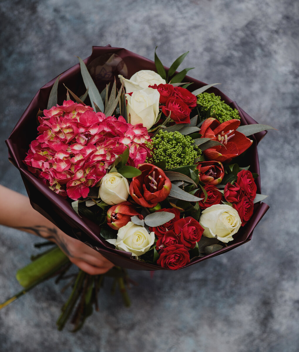 <a href="https://ru.freepik.com/free-photo/top-view-of-bouquet-with-white-color-roses-red-tulips-pink-hydrangea-and-greenery_8516786.htm#page=2&query=%D0%B1%D1%83%D0%BA%D0%B5%D1%82&position=1&from_view=search">Image by KamranAydinov</a> on Freepik