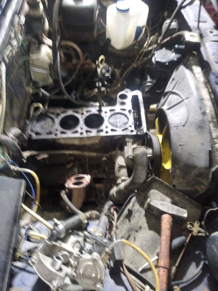 Толкнули поршня, они сверху по краям прогорели 