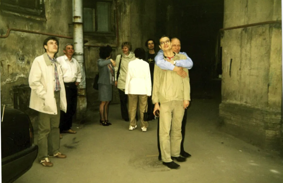 Студент Нешитов в Санкт-Петербурге с семьёй накануне своего переезда в Германию (справа обнимается на переднем фоне)