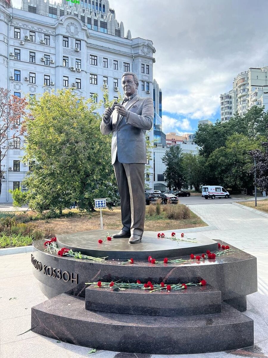 Памятник кобзону в москве. Памятник Иосифу Кобзону в Москве. Памятник Кобзону в Москве на кладбище. Памятник Кобзону в Нижнем Новгороде. Памятник Кобзону в часов Яре.