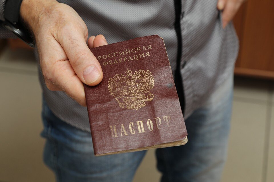     По словам Натальи, у трудяг паспорта потертые с надорванными краями. Дмитрий АХМАДУЛЛИН