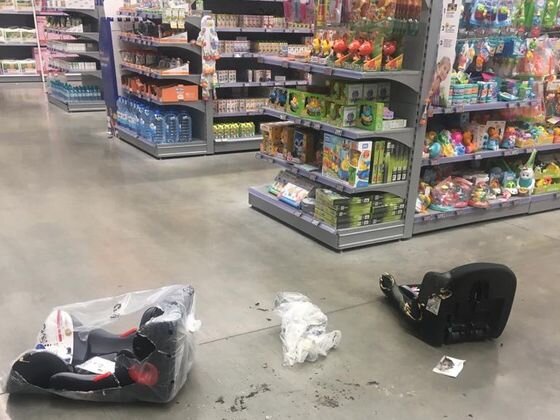    Хулиганство в гипермаркете vk.com/uvo78