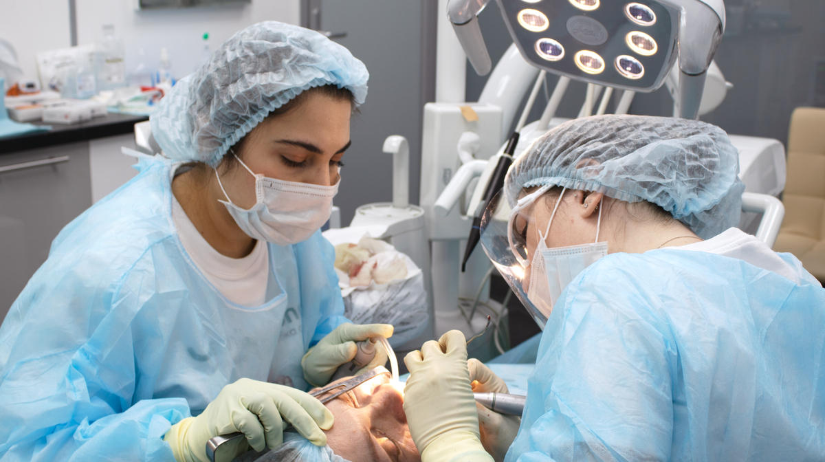 Это прямо кадры с операции, мне их дали в клинике, как было завершено все лечение. Впрочем, они есть и на сайте акции – на моей личной странице.