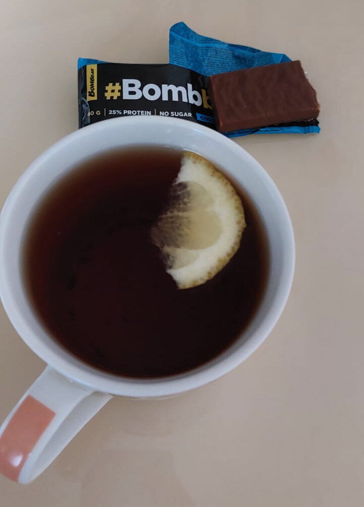 Кружка вкусного черного чая с лимоном и батончиком:)