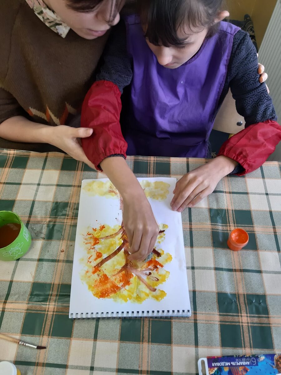 Ребёнок не видит, но выполняет по словесной инструкции тьютора. 