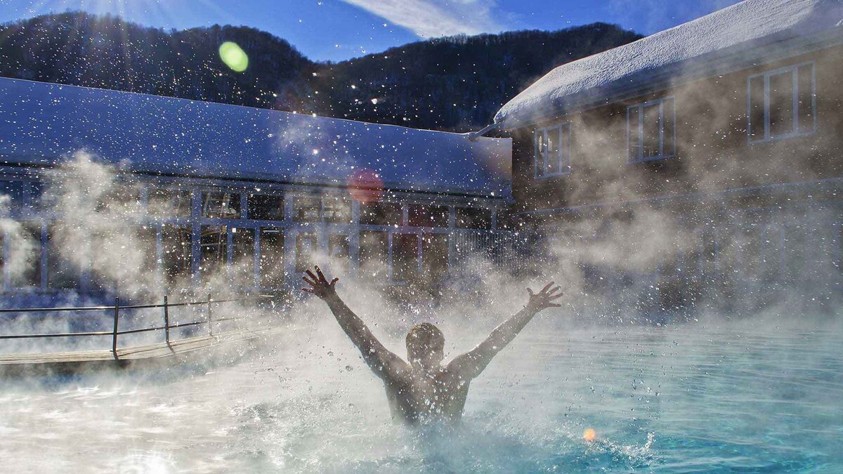    Купание зимой в термальных водах способствует оздоровлению.Фото: Татьяна ЧЕРНИКОВА