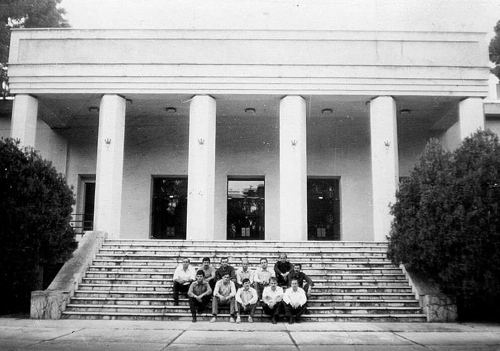 Сфотографировались у нашего посольства в Тегеране. Фото из архива автора. А фотоаппарат был у Юры Ваньшина ( в тёмной рубашке третий слева в верхнем ряду). А фоткал нас комэск, его на снимке нет.
