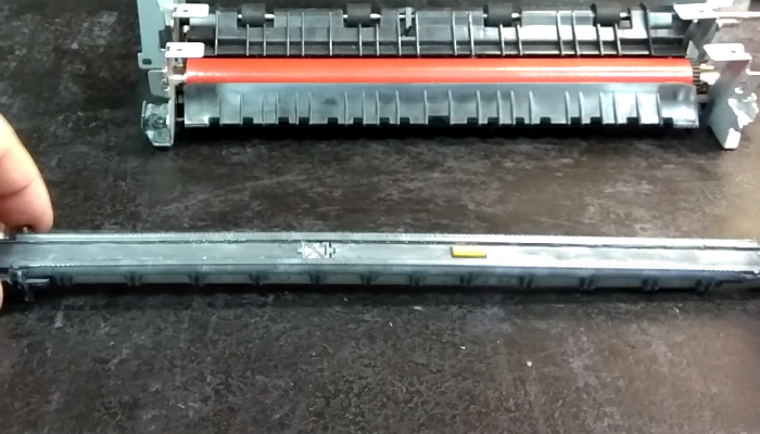 Фото 17. Очищаем термоэлемент по бокам, ватой смоченной в сервисной жидкости Inkmaster