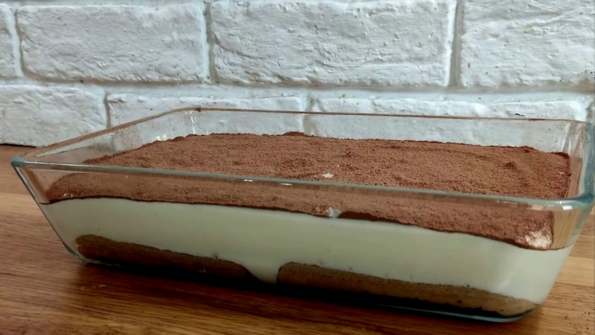  Тирамису - итальянская классика и десерт №1 по популярности в мире, приготовить совсем не сложно.     Вам понадобиться:  Печенье Савоярди – 1 пласт   Сыр маскарпоне – 500 гр.  Яйцо  - 4 шт.