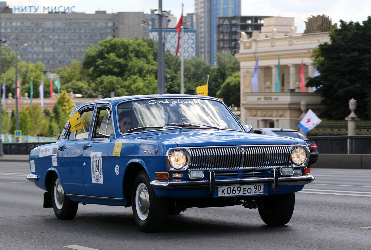 ГАЗ-24 на фоне входной группы Парка Горького