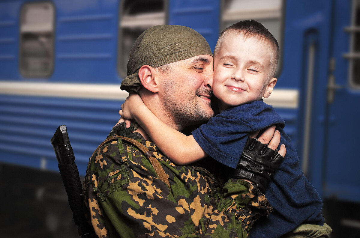 Фото солдата с ребенком