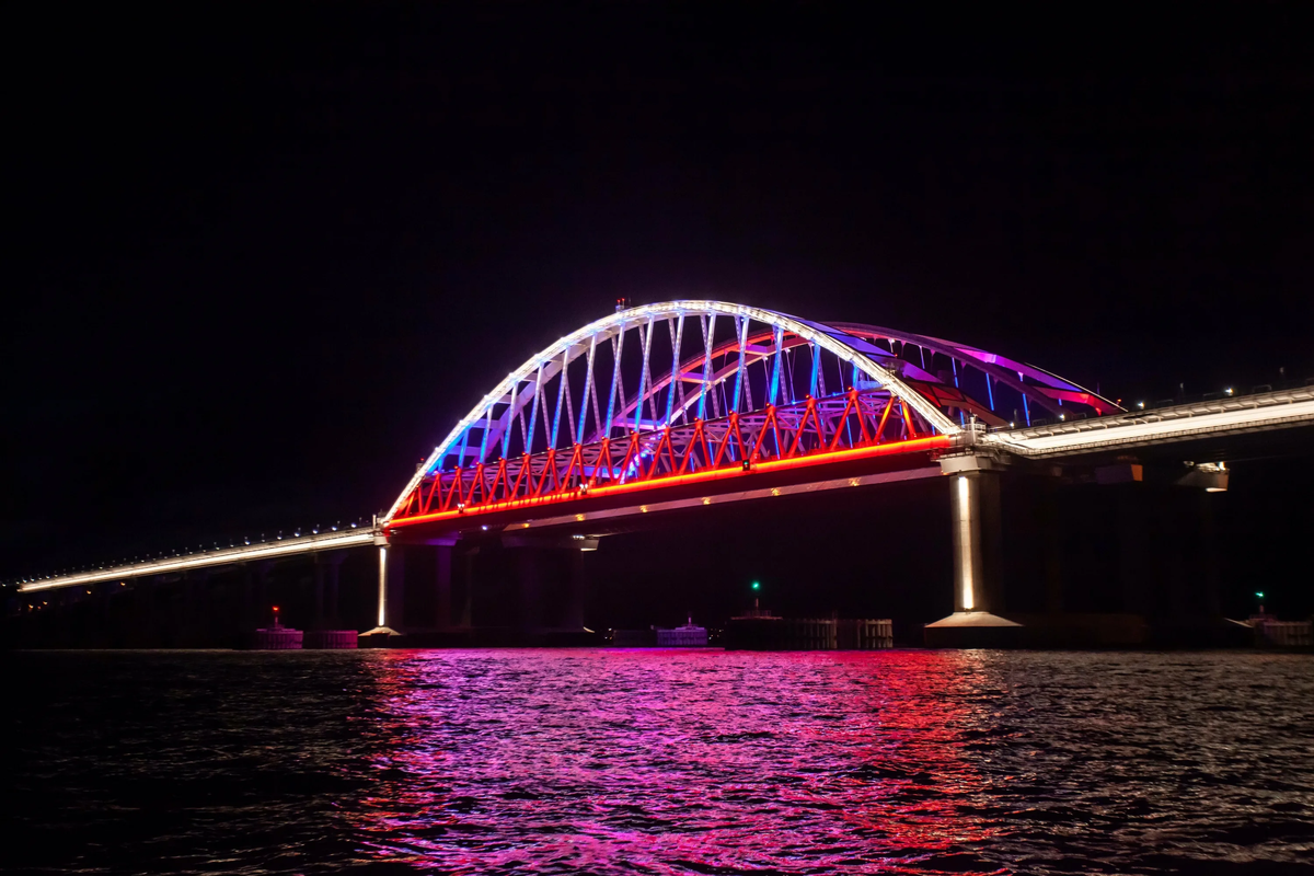 Подсветка моста. Фото для иллюстрации из интернета.