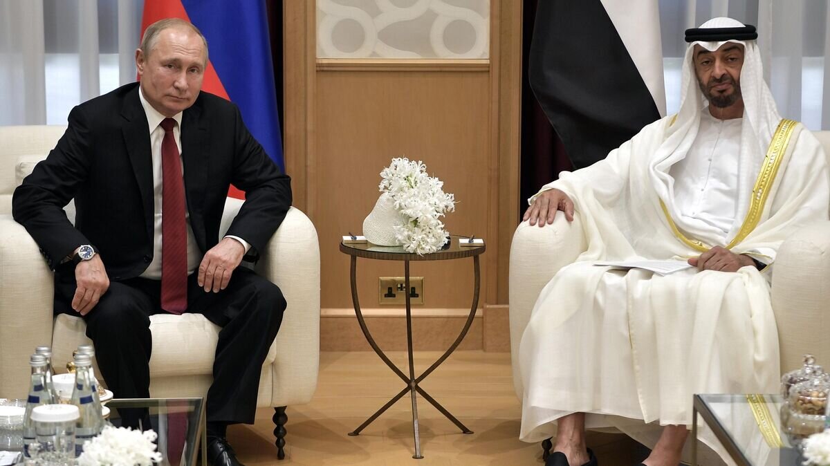    Президент РФ Владимир Путин и наследный принц Абу-Даби, заместитель верховного главнокомандующего вооружёнными силами Объединённых Арабских Эмиратов Мухаммед бен Заид Аль Нахайян © РИА Новости / Алексей Никольский