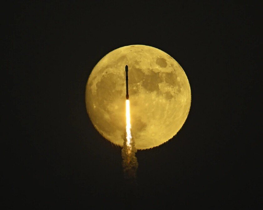    Ракета на фоне луны. Фото: Rex