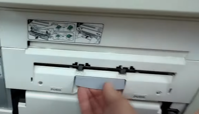 Фото 3. Открываем отсек на задней стороне аппарата