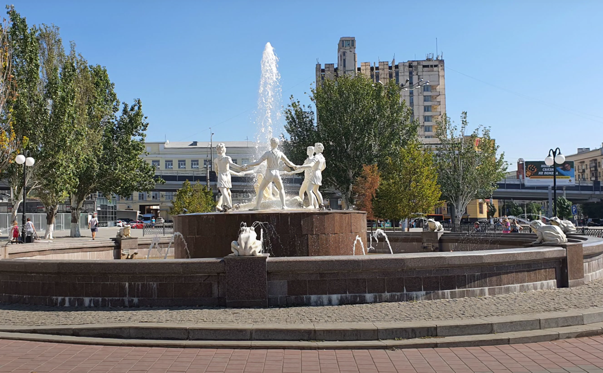 Фонтан Бармалей в Волгограде. Фонтан в Волгограде на вокзале. Привокзальная площадь Волгоград. Фонтан на Привокзальной площади Волгоград.