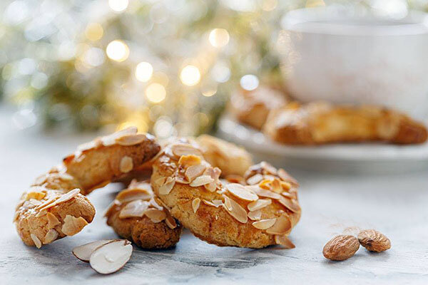 Миндальные полумесяцы.