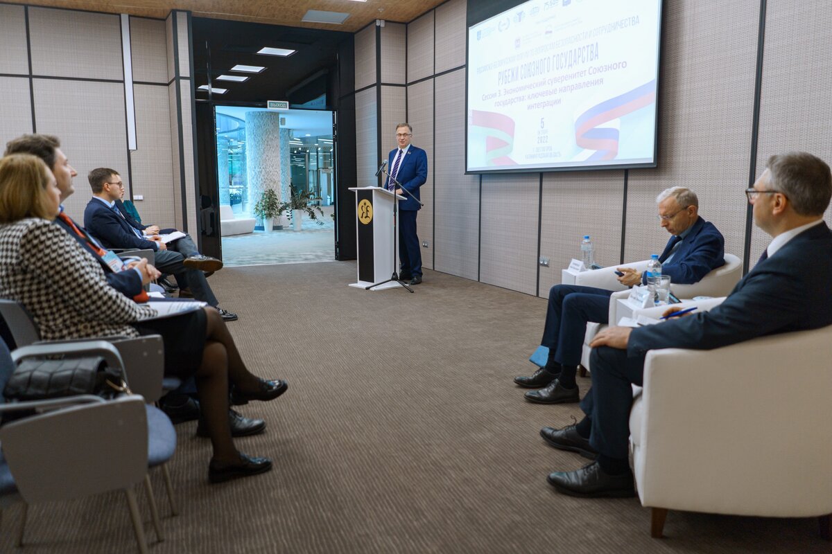 Председатель Постоянной комиссии Палаты Представителей Национального собрания Республики Беларусь по международным делам А.В. Савиных выступает перед участниками Сессии по вопросам экономического суверенитета Союзного государства  Фото: www.gromyko.ru