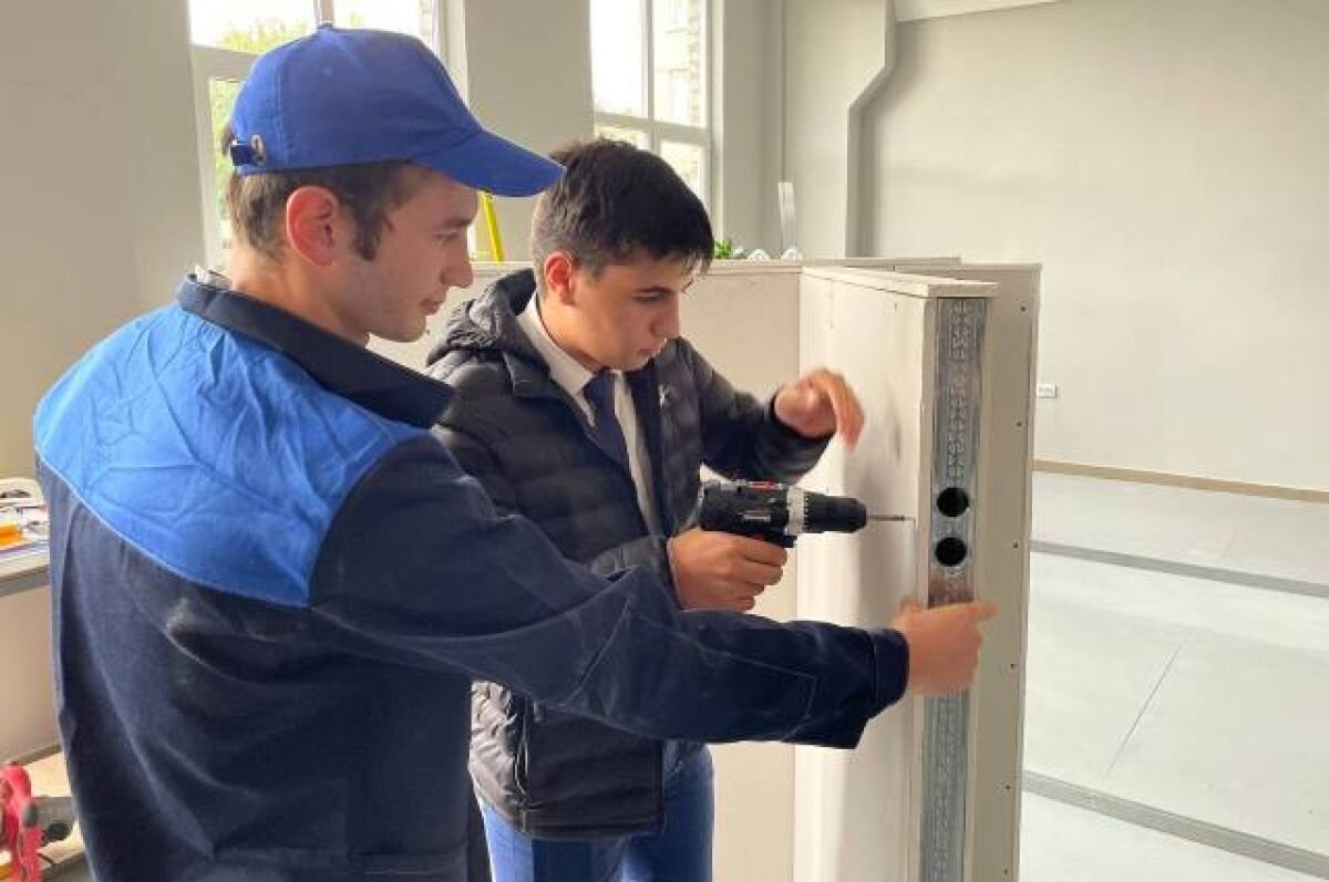    Наставники учили ребят обращаться с инструментами.