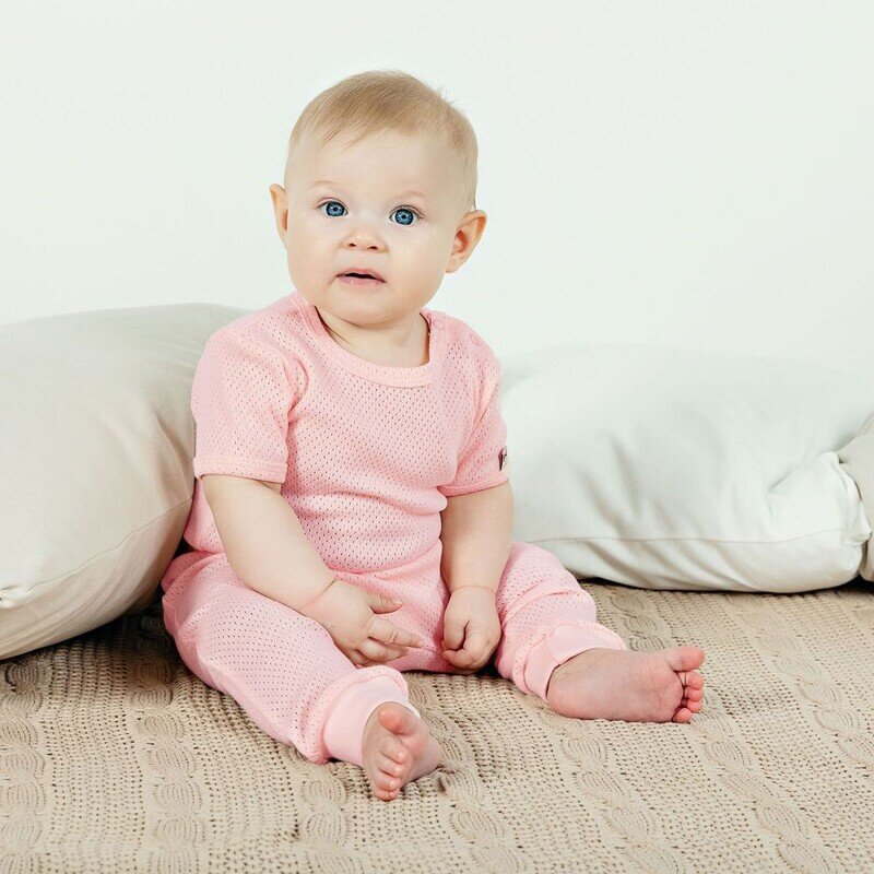 В 7 месяцев детки могут некоторое время сидеть с прямой спиной. 