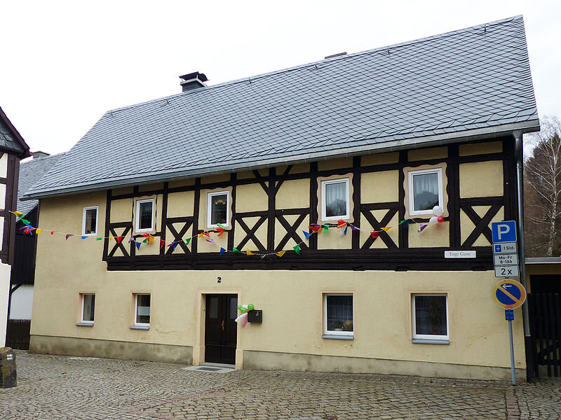 Источник изображения - https://upload.wikimedia.org/wikipedia/commons/thumb/e/e6/Enge_Gasse_2_Geising_%282%29.JPG/800px-Enge_Gasse_2_Geising_%282%29.JPG